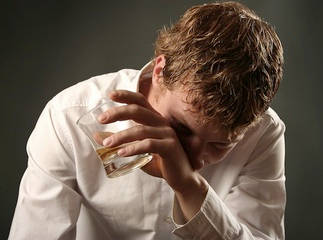 Мужчина переживает депрессию... 