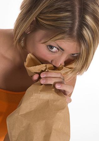 Дыхание в бумажный пакет как способ снять приступ паники